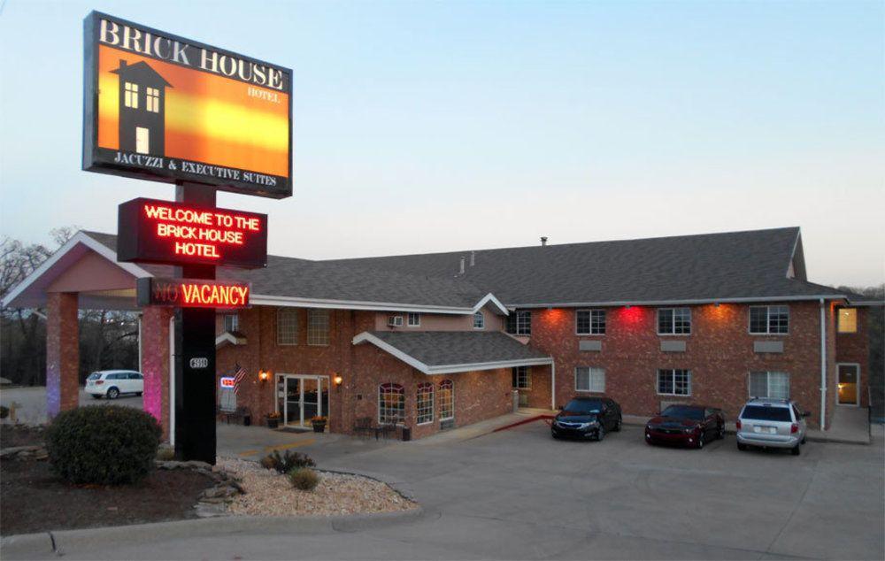 Rodeway Inn Branson, Brick House Exterior photo